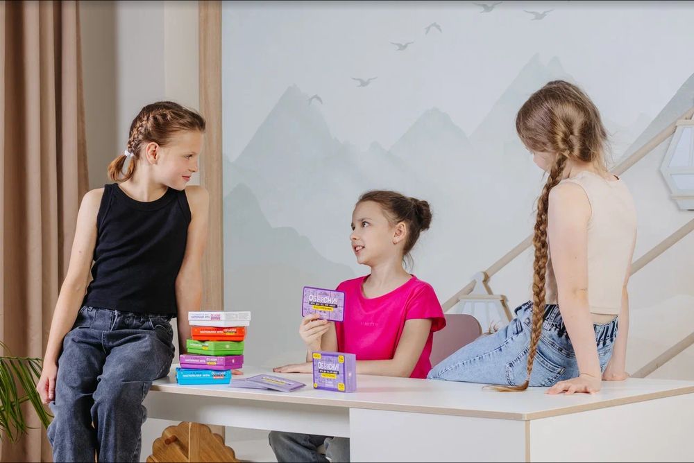 Школьницы играют в настольную игру