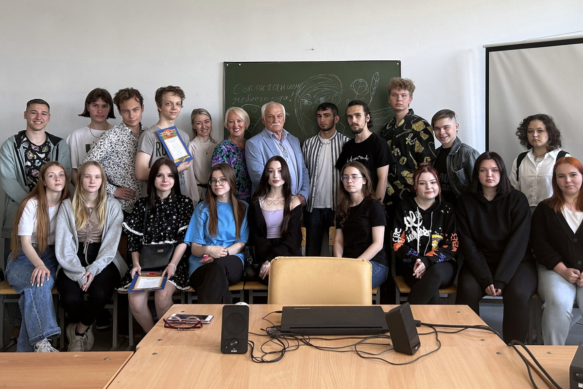 Студенты и преподаватели Академии туризма и международных отношений в аудитории