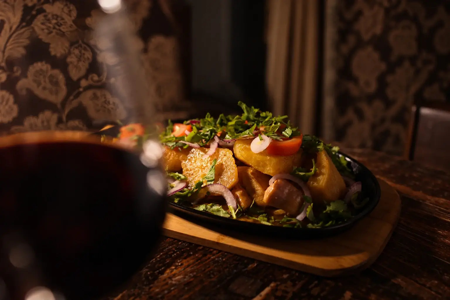 Мясо с картофелем и зеленью