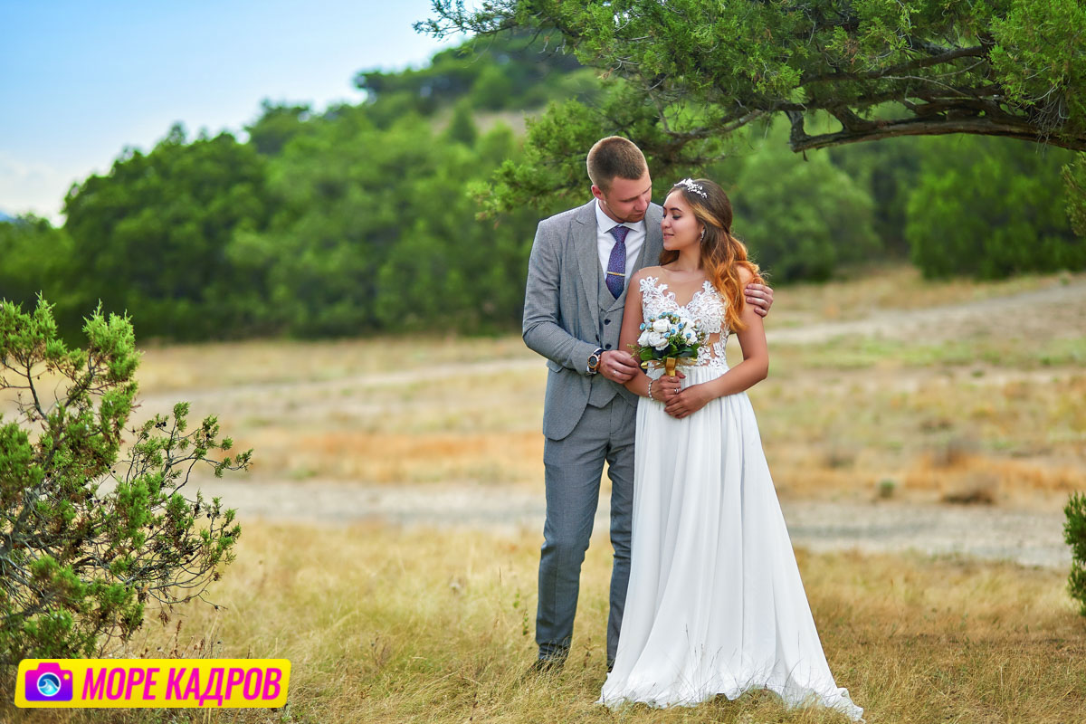 красивая свадебная фотосессии в Судаке. Влюбленная пара на тропе голицына