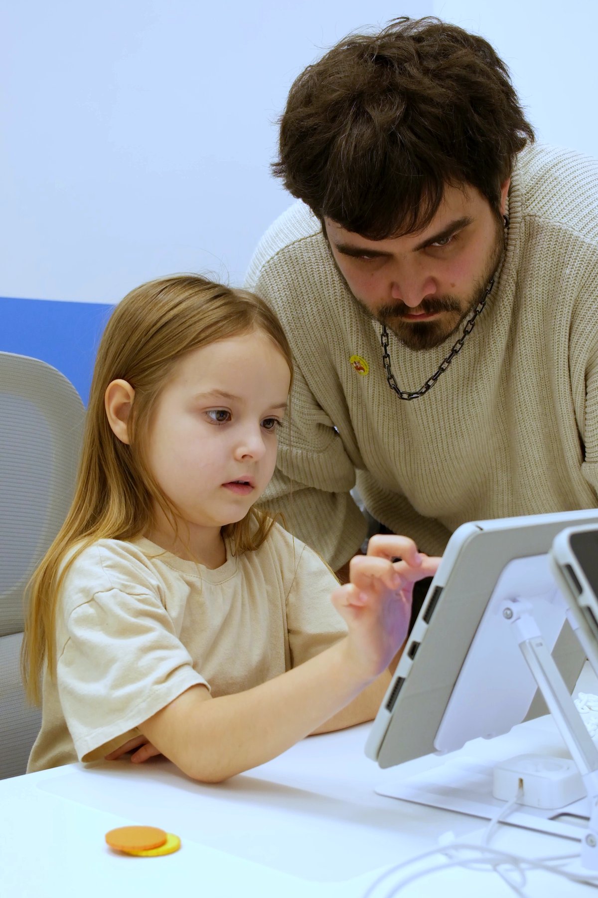 Спикер студии 3Dkids с ребёнком за планшетом