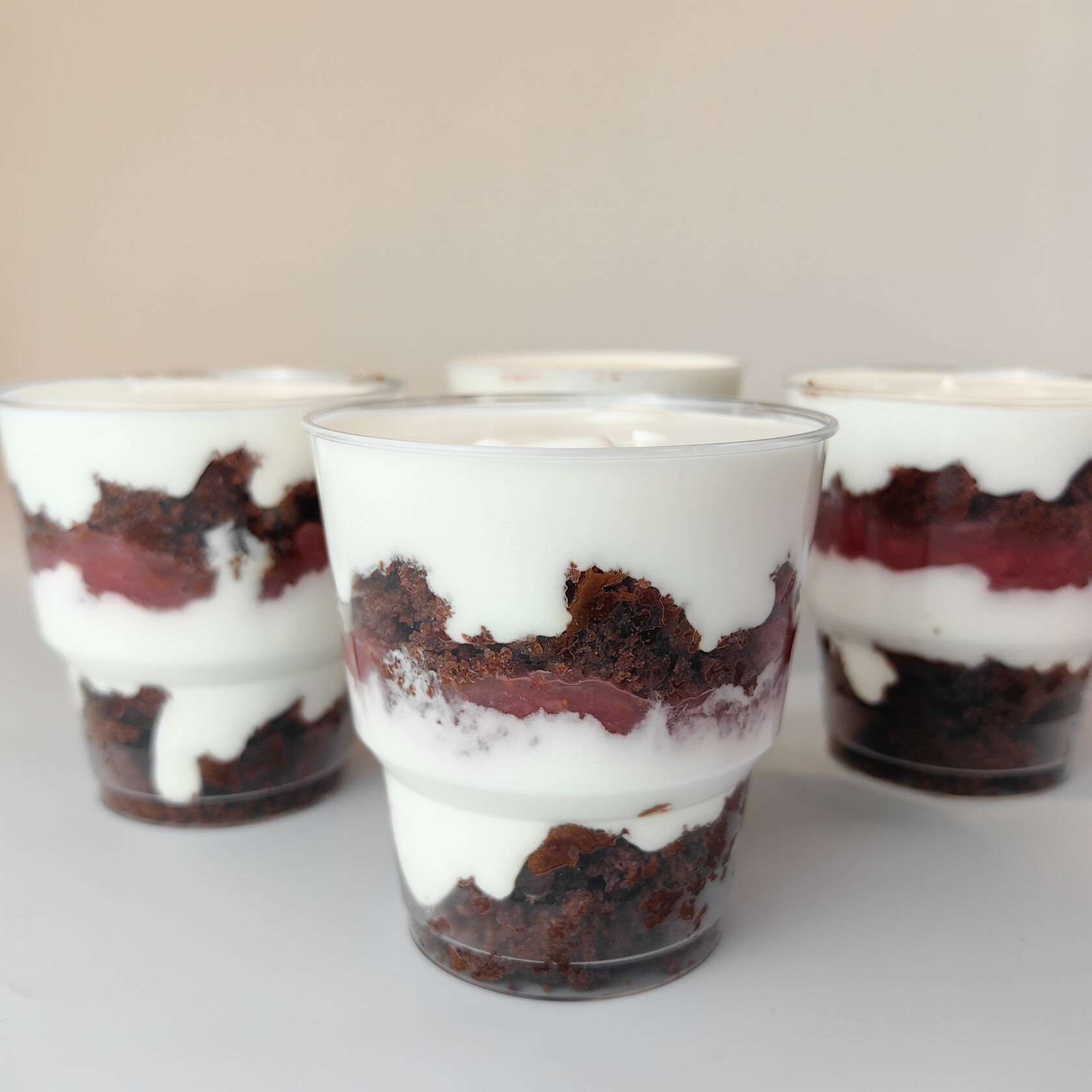  трайфл шоколадная клубника со сливками Нежный десерт в стакане 