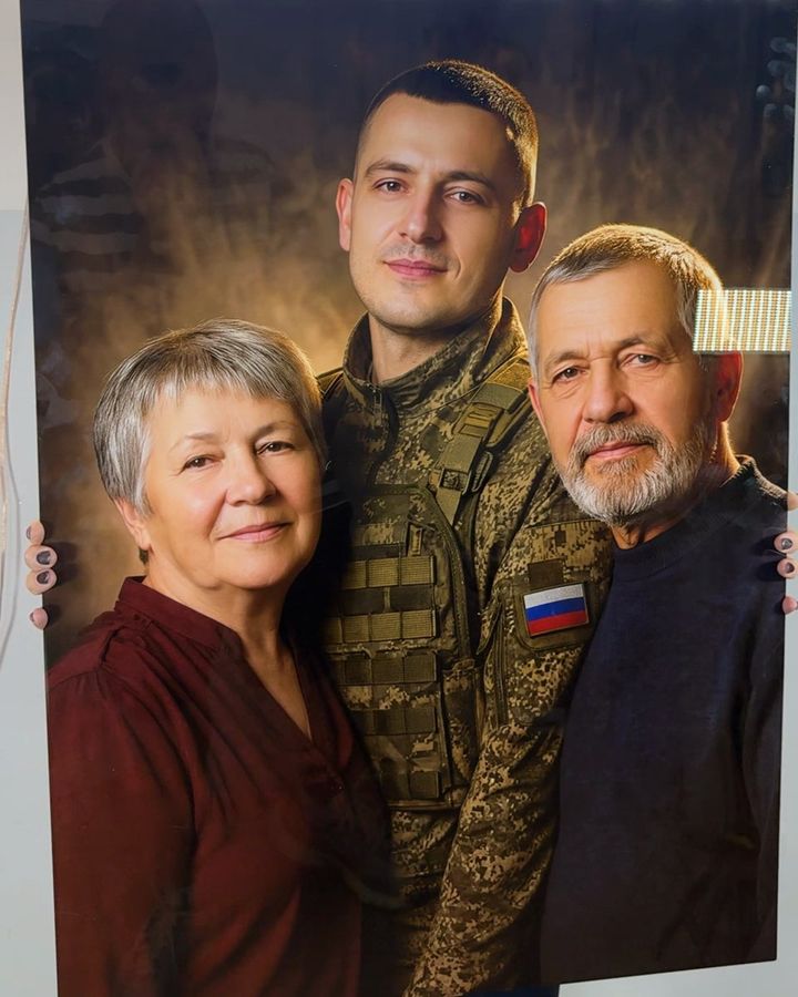 Портрет на металле: военный с родителями