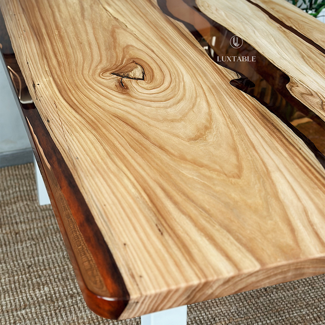 Epoxidharz Tische Alagoas aus europäischem Nussbaum und hellblauem Epoxidharz mit Metallic Effekt