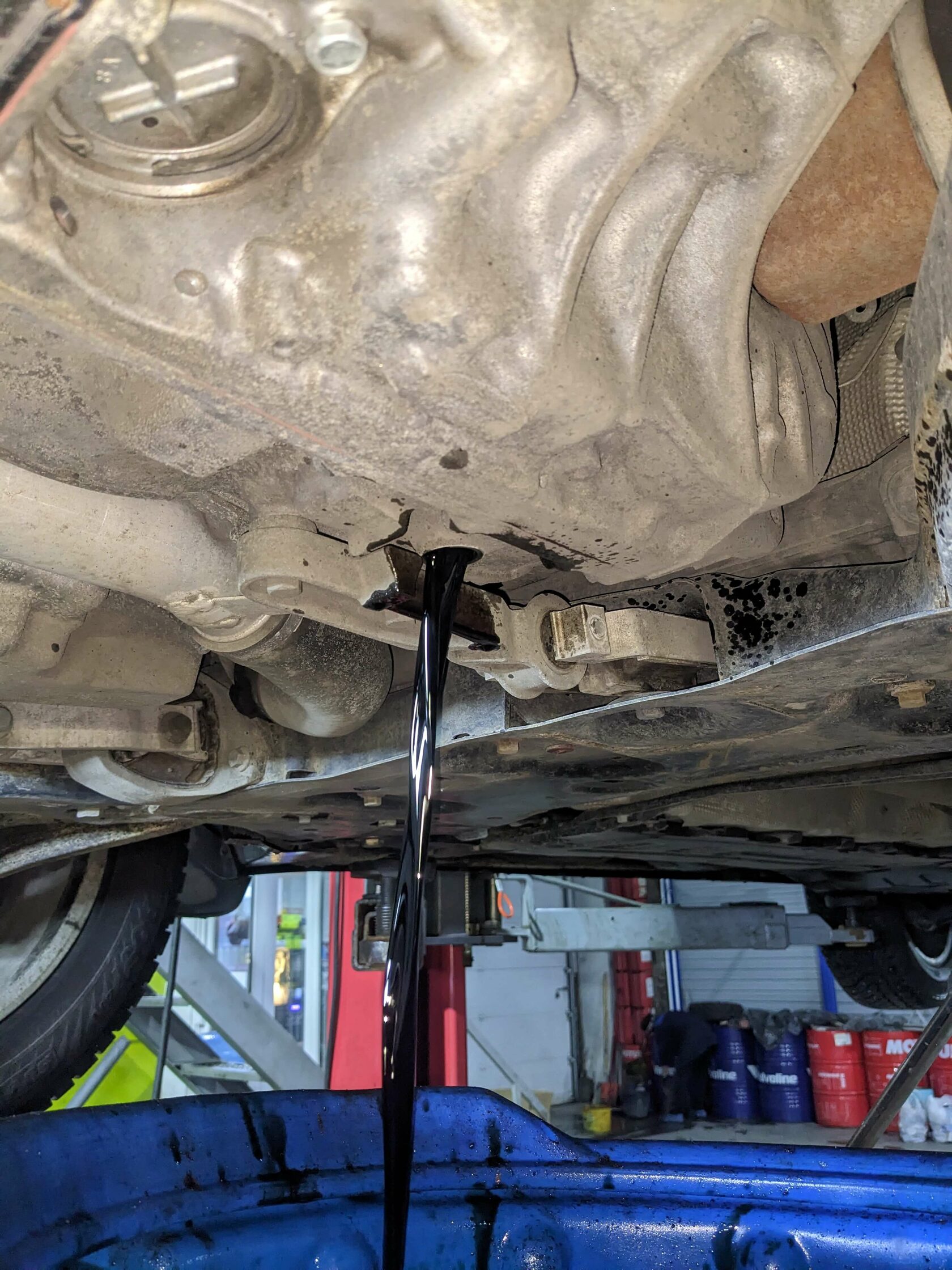 Слив остатков масла из картера АКПП