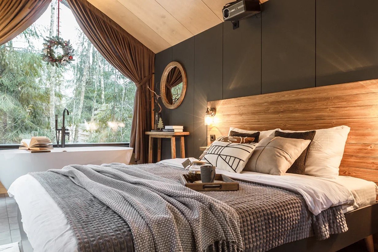 Уютный барн домик «Под кронами» среди хвойного леса