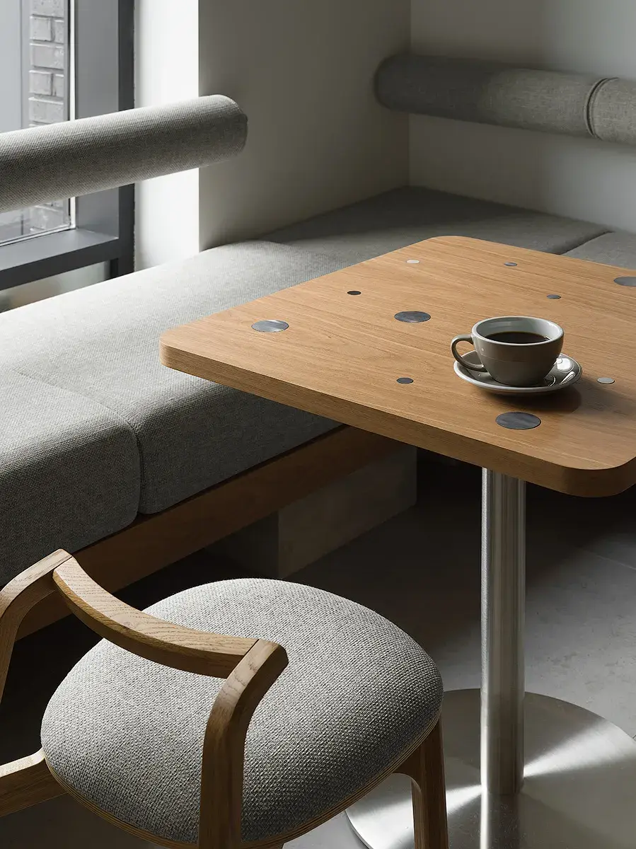 Мебель Подхожу в интерьере кофейни PLAIN от QUADRUM STUDIO