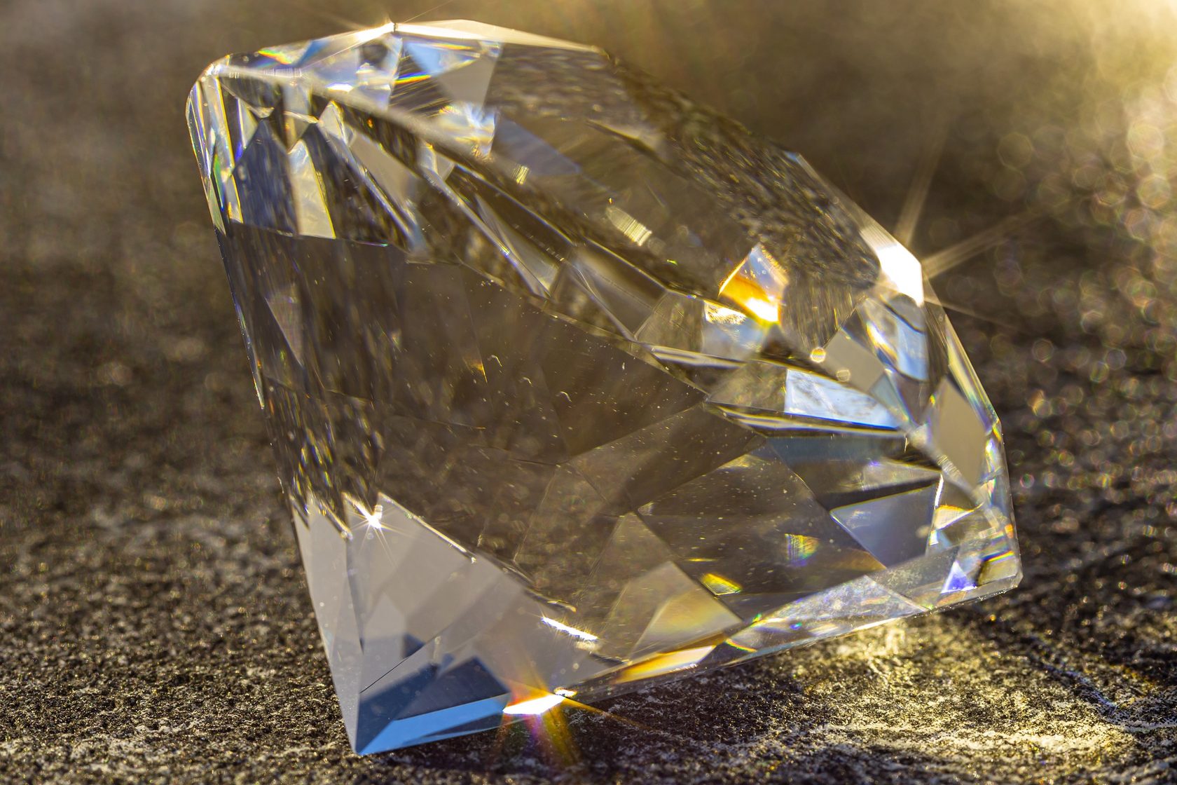 Что прочнее алмаза. Синтетический монокристаллический Алмаз. Минерал Алмаз октаэдр. Монокристаллы кварц Алмаз Рубин.