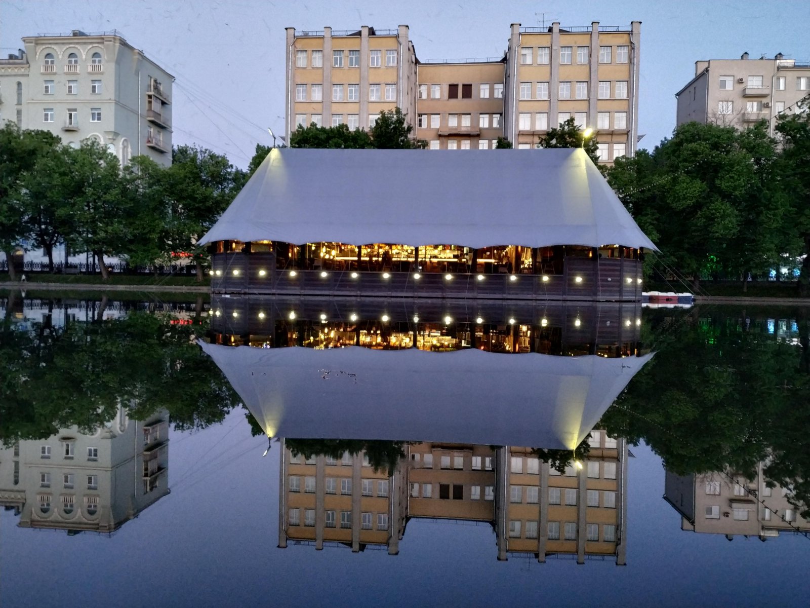 Ресторан чистая вода. Шатёр ресторан Москва чистые пруды. Чистопрудный бульвар шатер ресторан. Москва Чистопрудный бульвар 12а стр 6 шатёр. Шатер Патриаршие пруды.