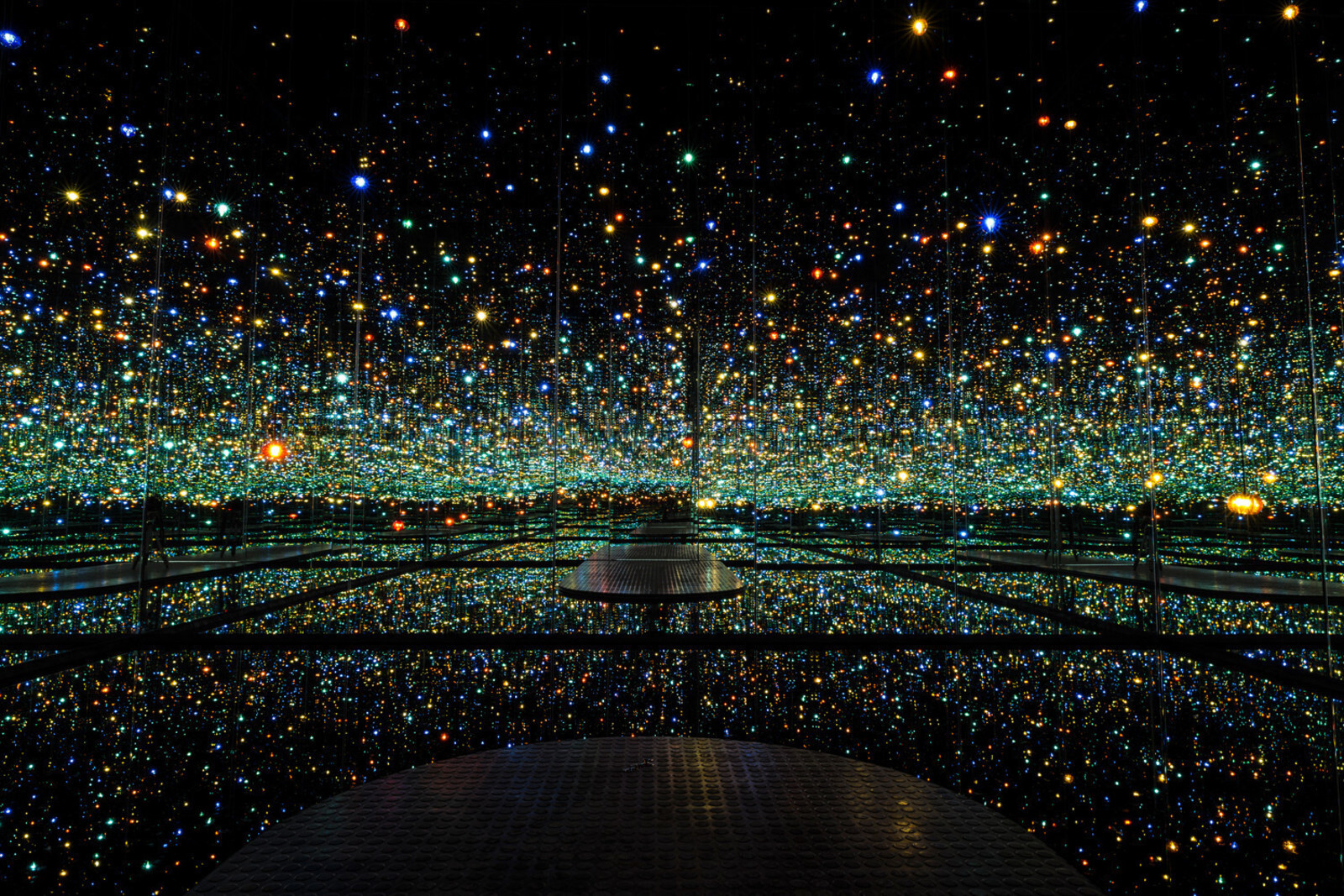 Точки и бесконечность — Яёи Кусама