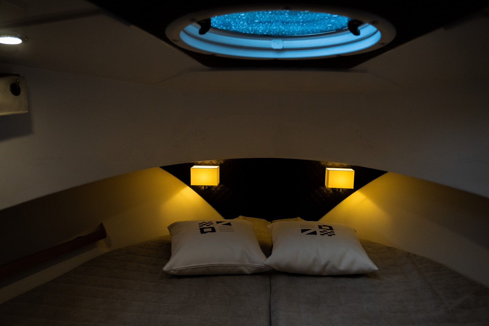 Nord Star 33+ интерьер носовой каюты и шкафы хранения