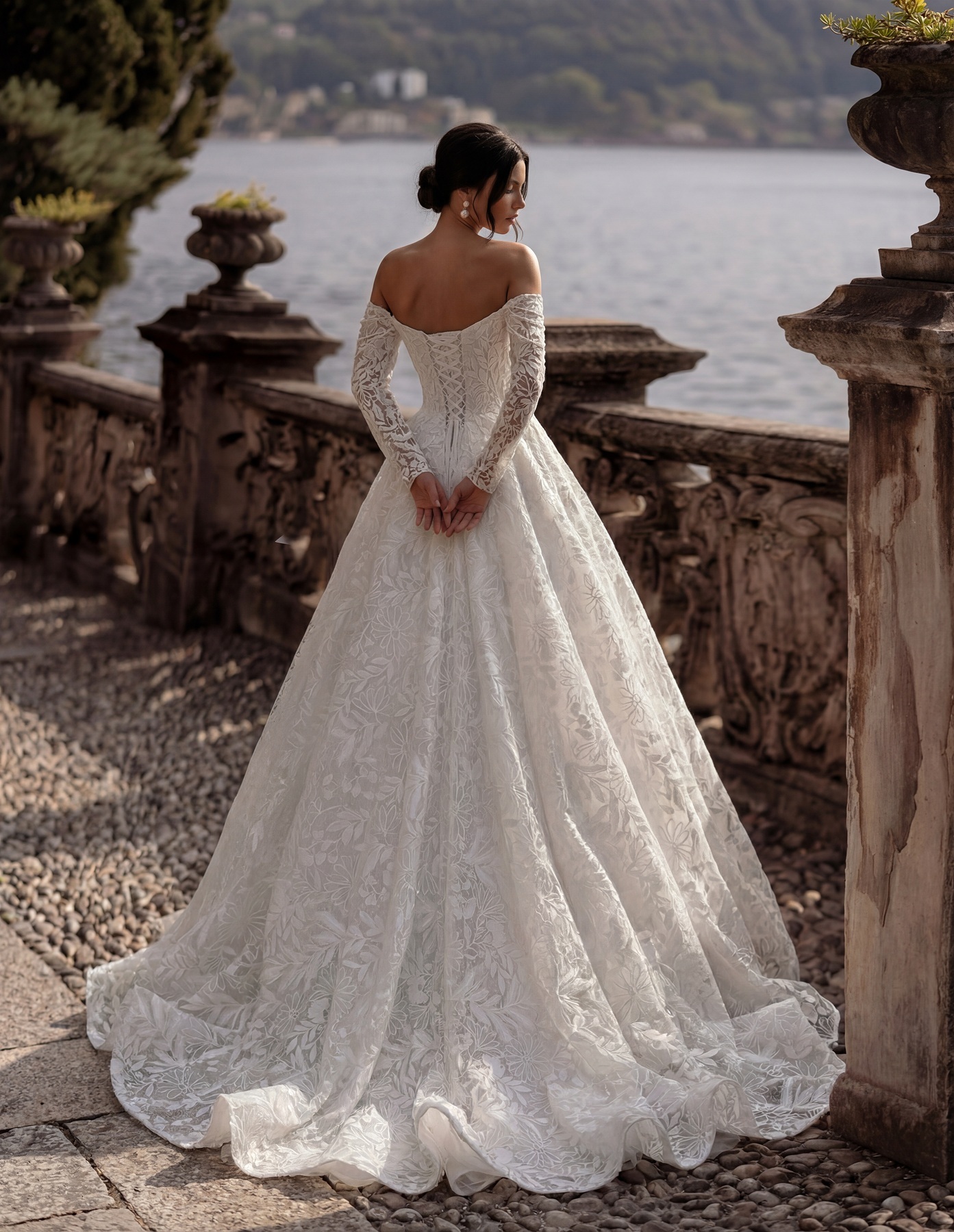 свадебное платье с кружевом, шлейфом и рукавами