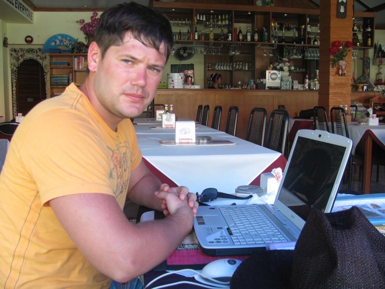 Юрий за старым ноутбуком Acer в Таиланде
