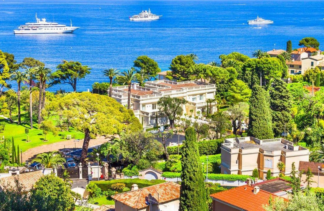 Catamaran cruise from Monaco to Cap Ferrat villas and mansions | Signature Sailing Charter
