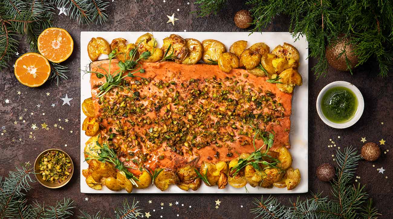 Лосось под фисташками