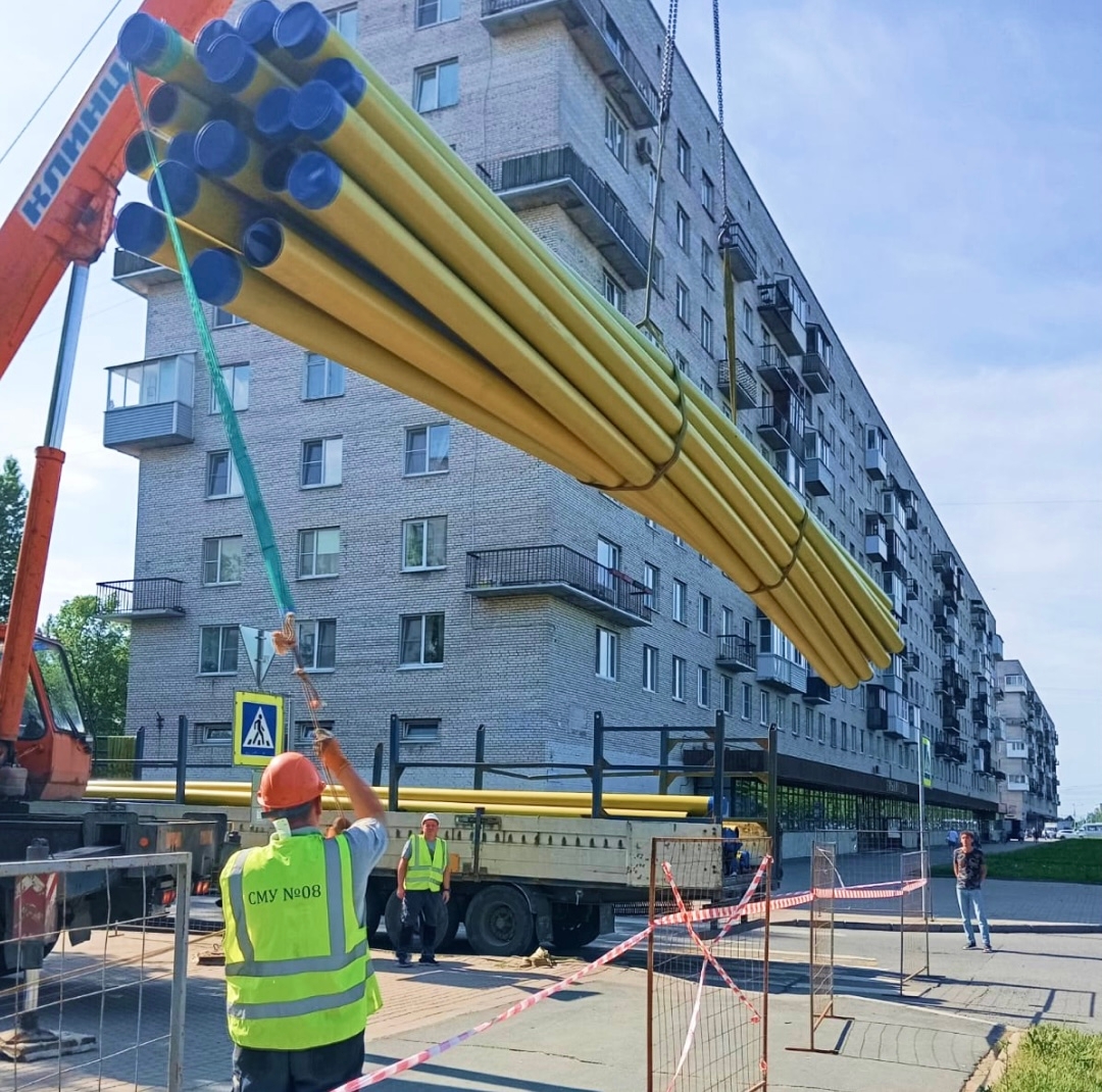 Погрузка отрезков газовой трубы ПЭ100 краном