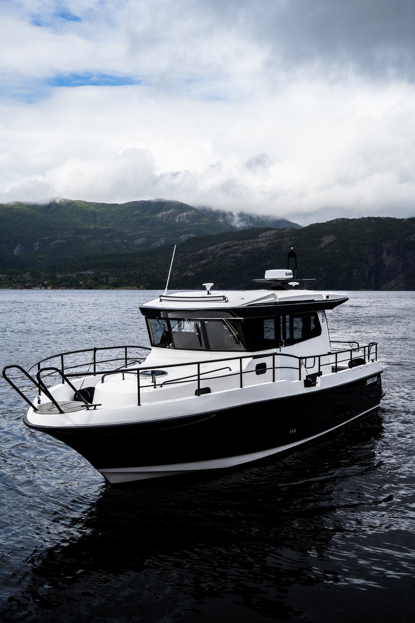 Nord Star 33+ отделка и мебель в каюте