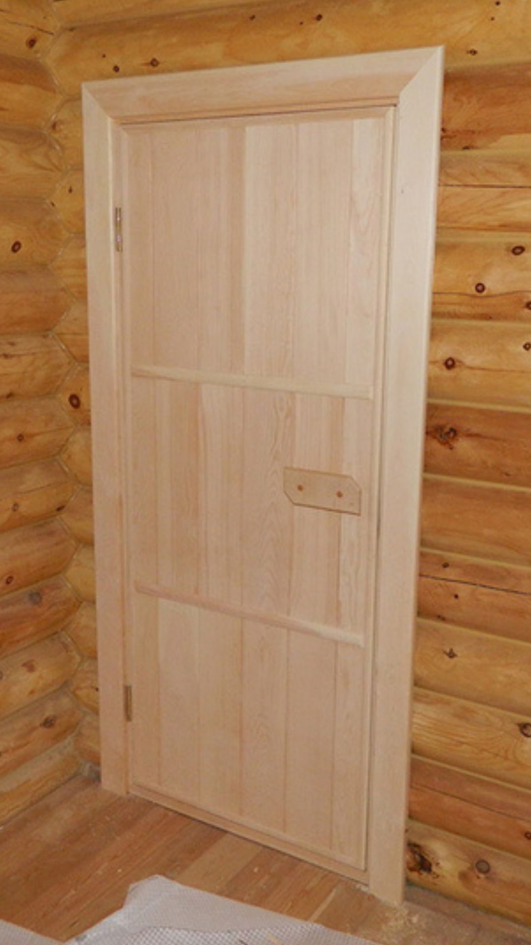 Деревянная дверь в парилку