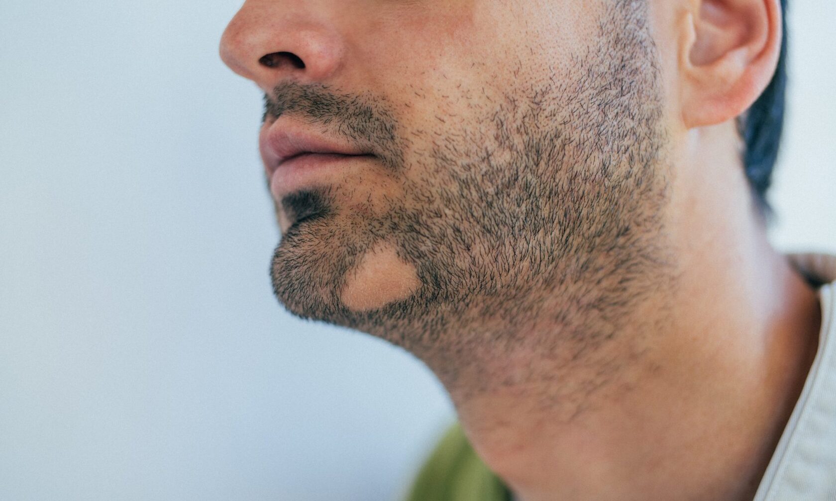 Primer plano de barba irregular