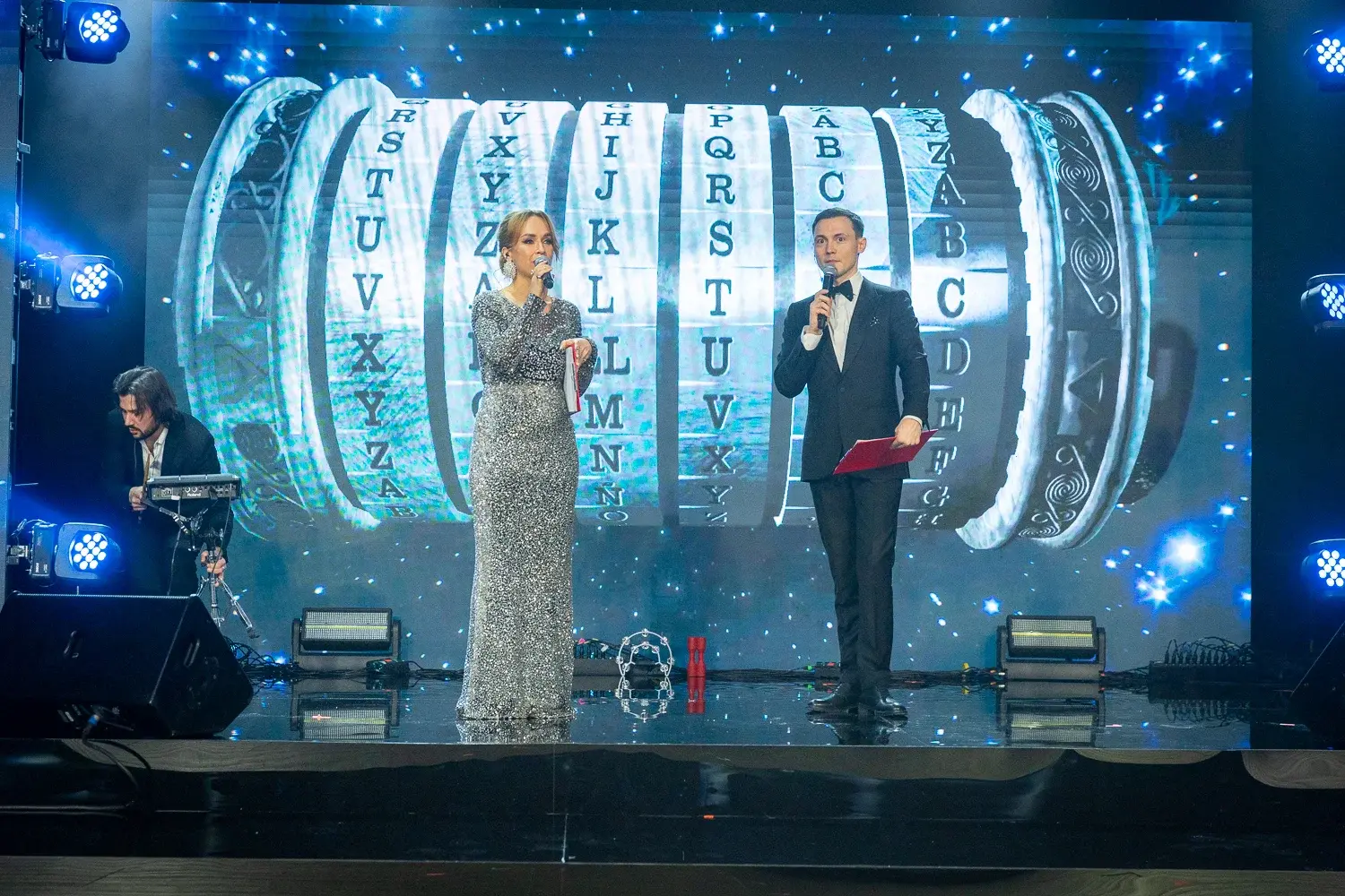 VALTEC: Два участника с микрофонами на сцене.