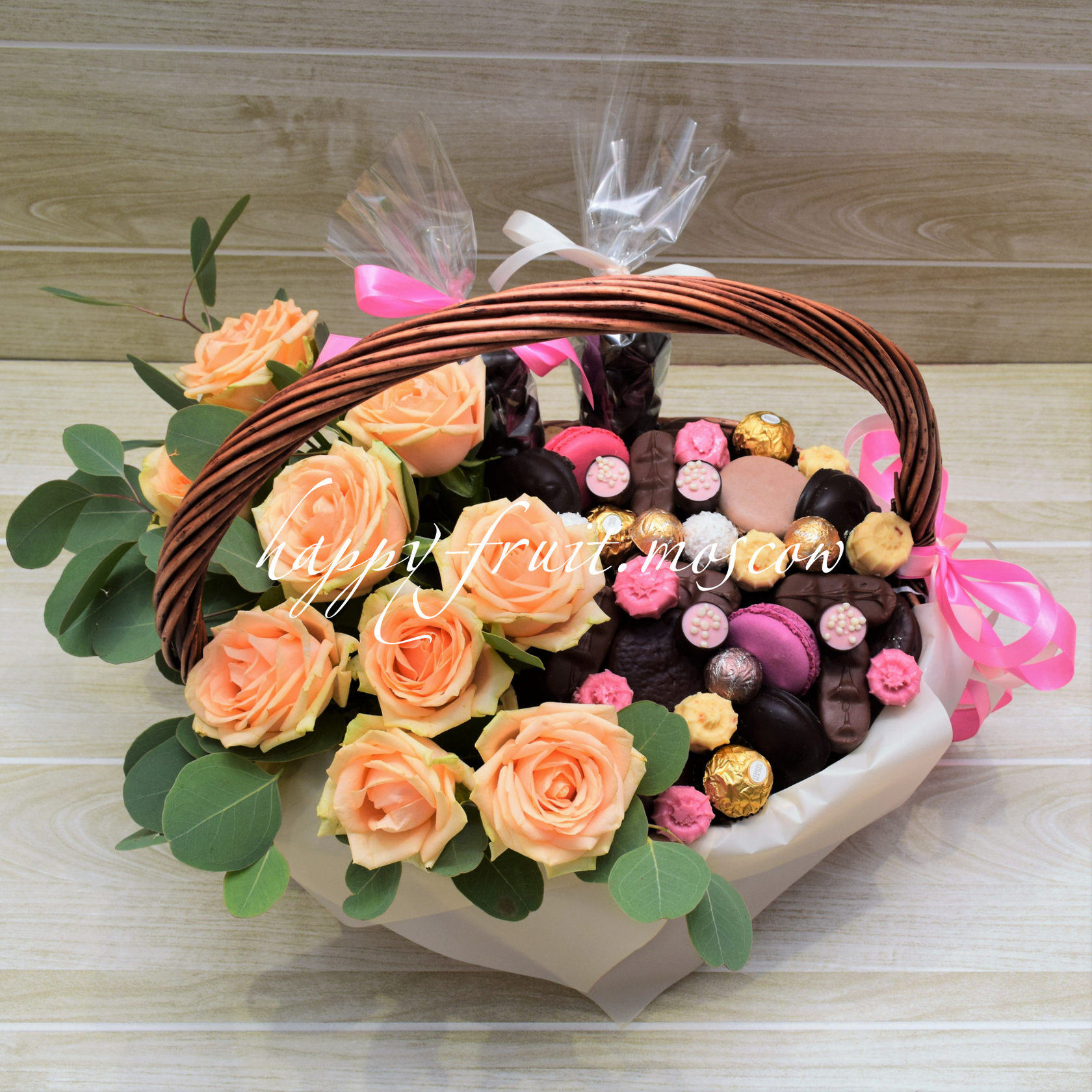 Подарочные букеты цветов. Корзина с цветами и сладостями. Корзина с цветами. Сладкий букет в корзинке. Корзина с цветами и конфетами.