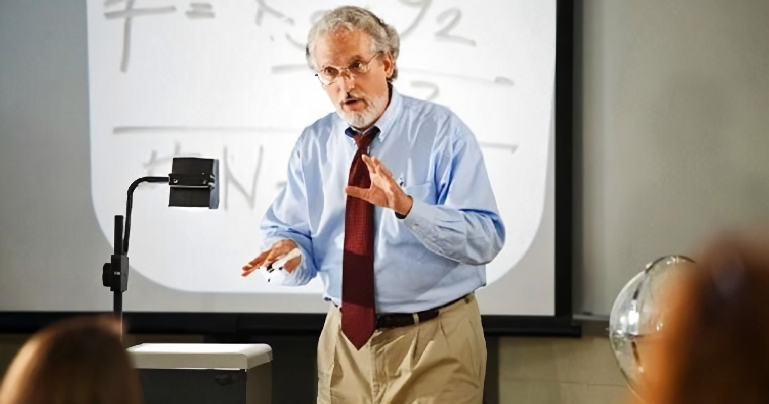 преподаватель на фоне изображения из кодоскопа