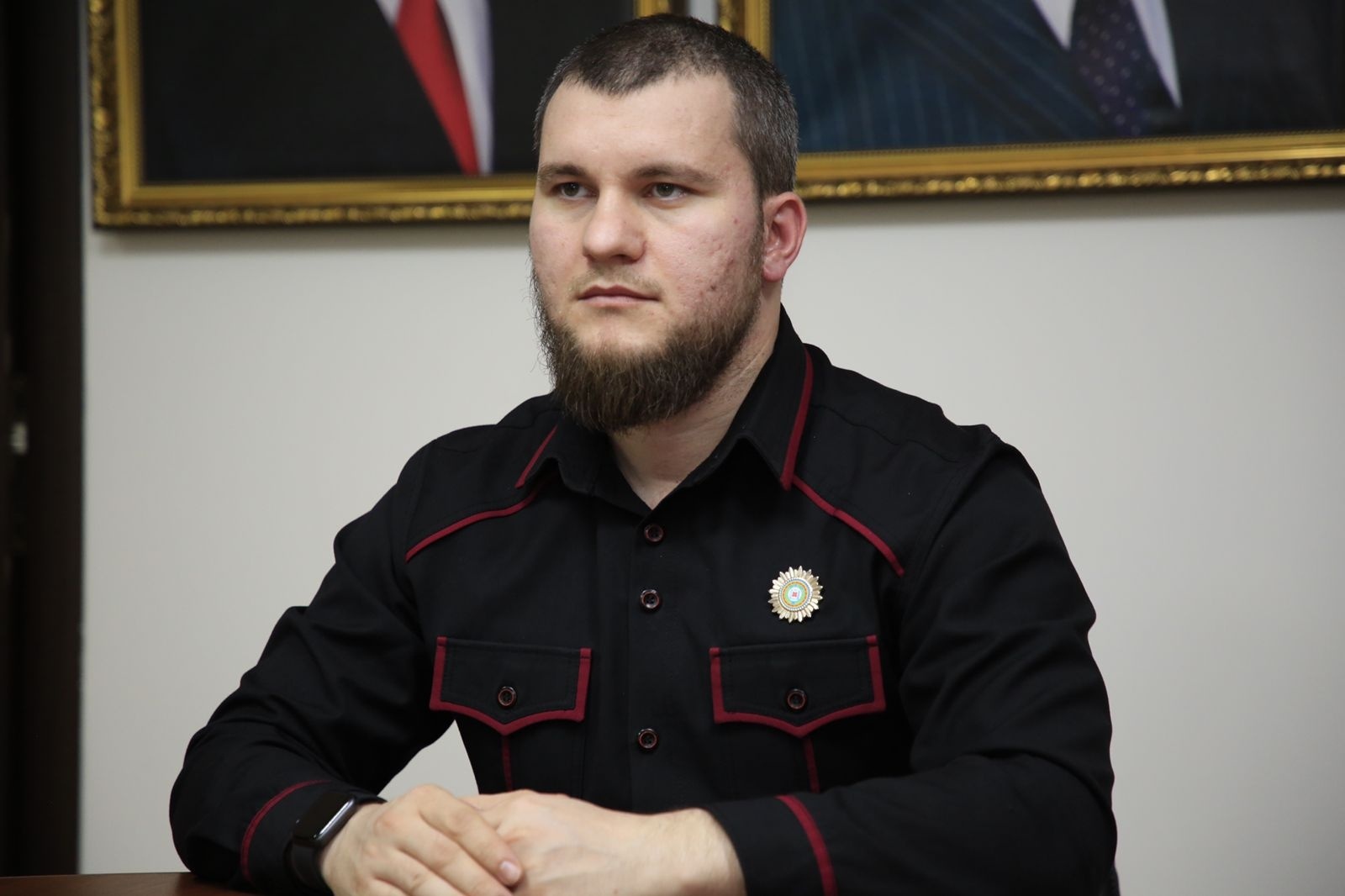 Кадыров видеозвонок. Кадыров делимханов даудов. Чиновник чеченский. Чиновник чеченский. Чиновник чеченский.