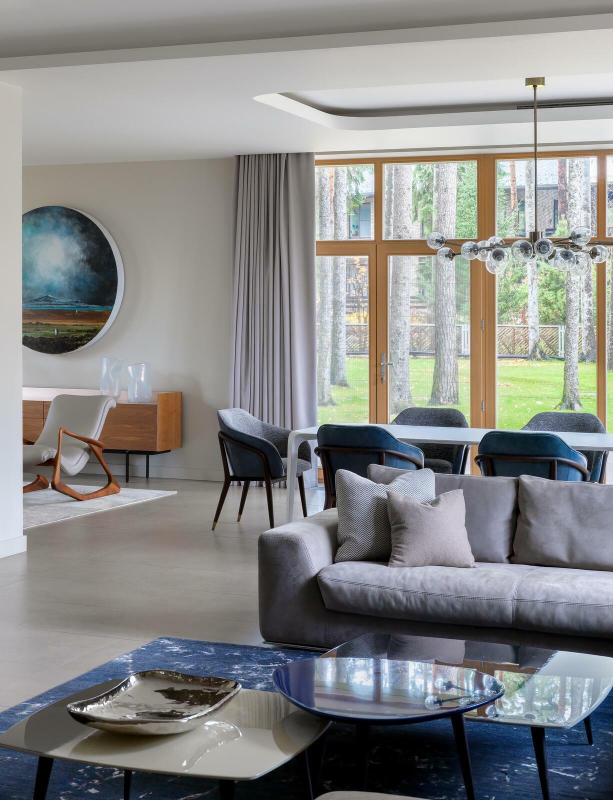 Диван Cierre, столик Baxter, светильник Arteriors. Дизайнер Екатерина Фёдорова