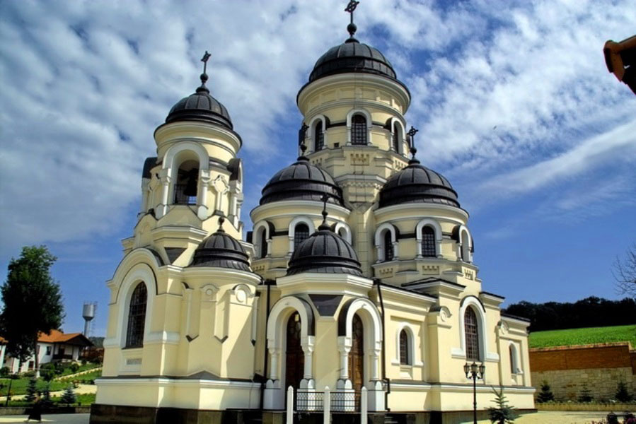 Можно молдова. Монастырь Хынку в Молдове. Коприянский монастырьмолдавия. Каприянский монастырь Молдова. Монастырь Каприяна Кишинев.