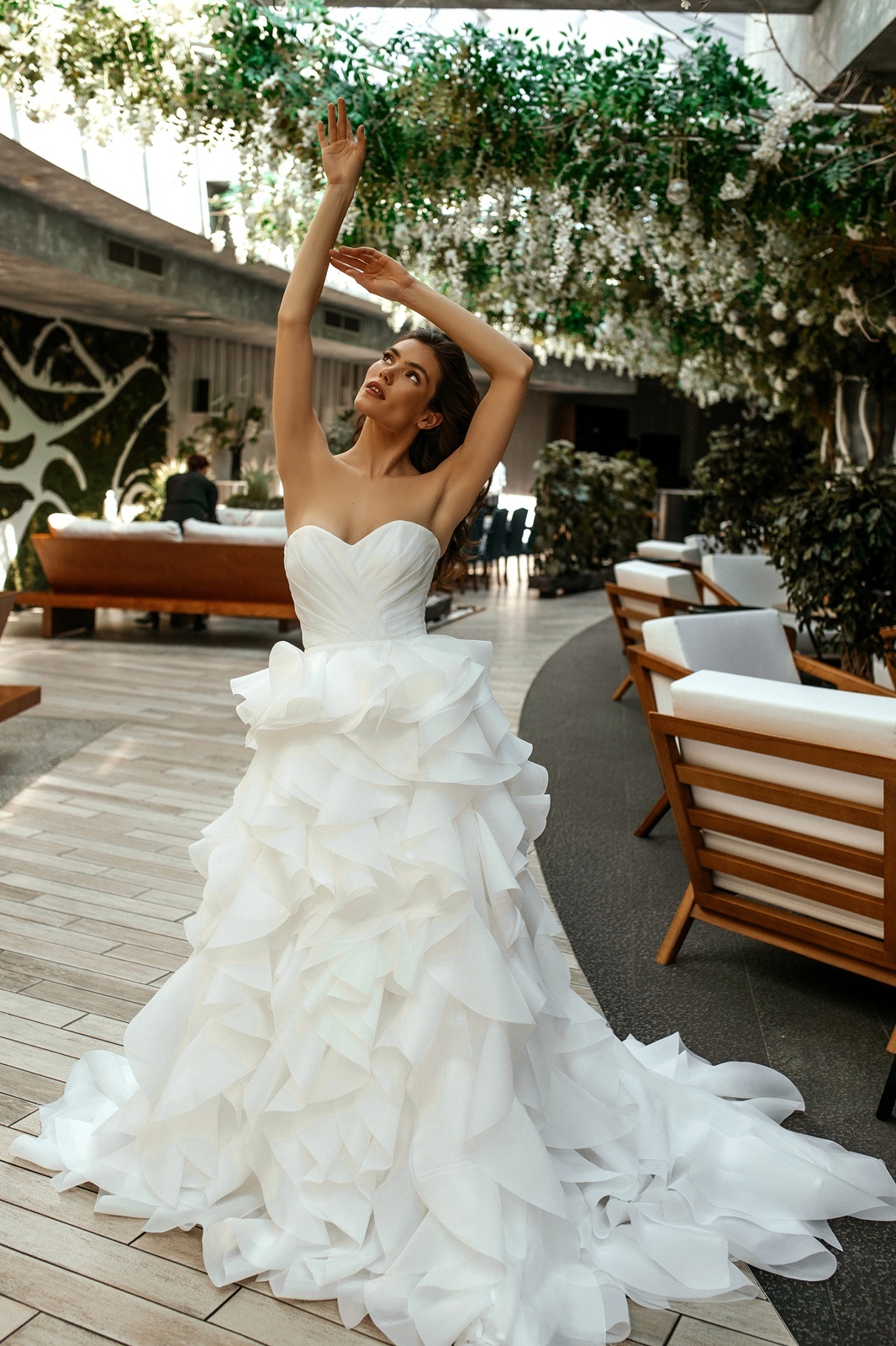 Свадебное платье с пышной юбкой с воланами