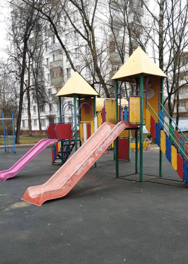 Старые горки на детской площадке