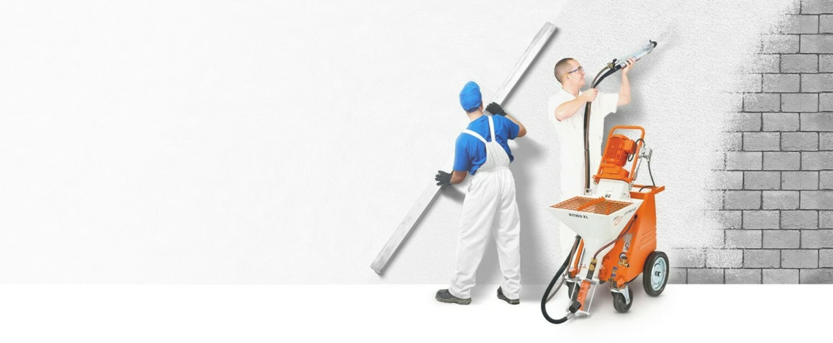 специалист наносит штукатурку механизированным способом