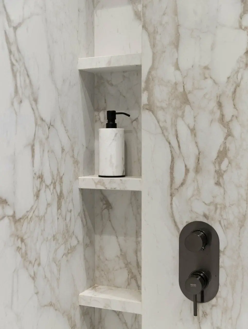 душ со стеклянной перегородкой