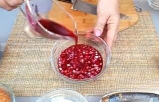 Приготовление салата из вареной свеклы и селедки: шаг 3