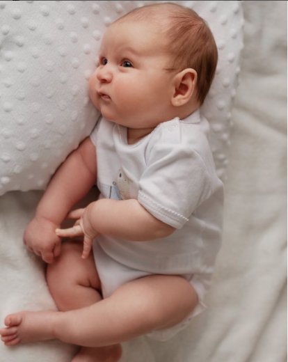 Лайфстайл-фото – младенец на подушке