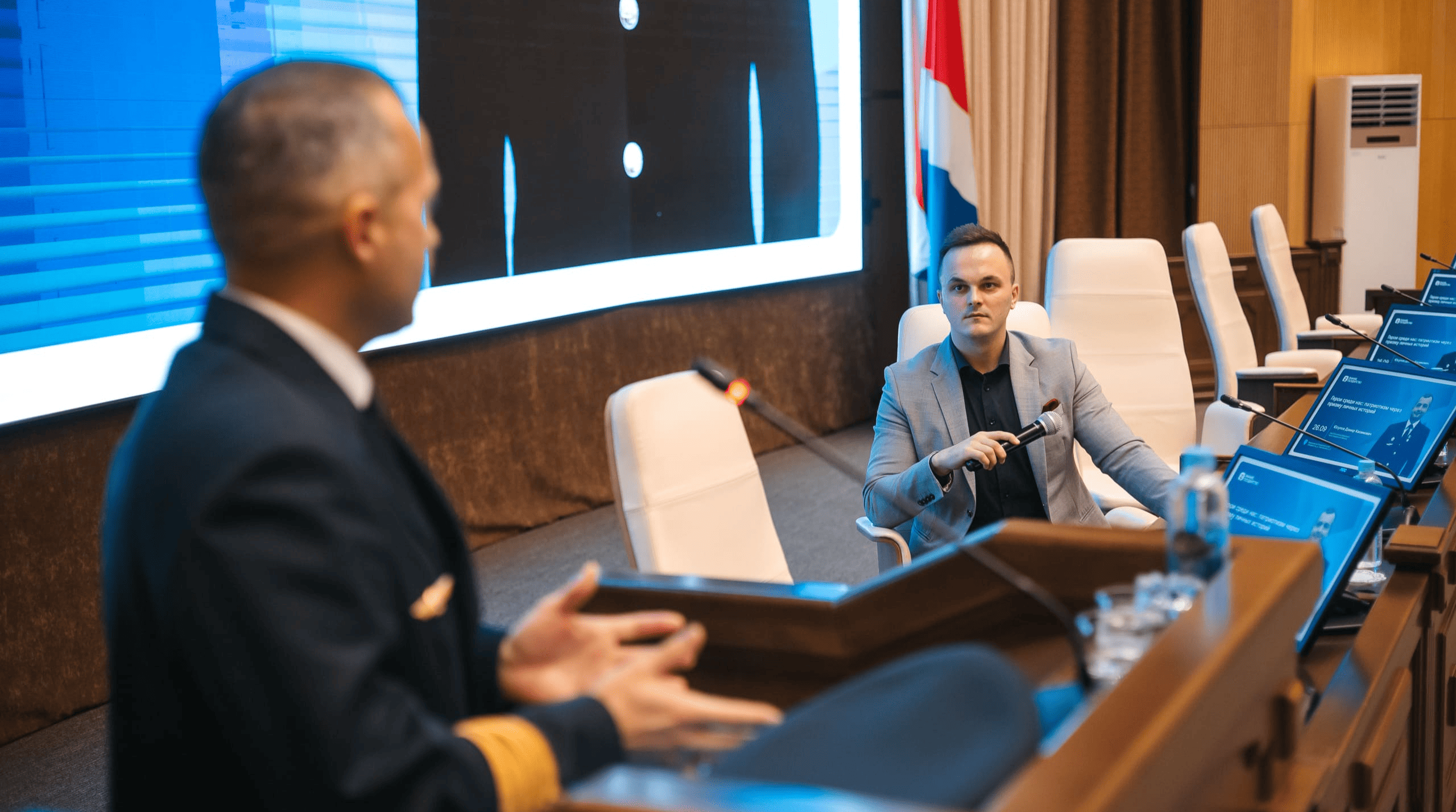 Ведущий официального события Евгений Токарь