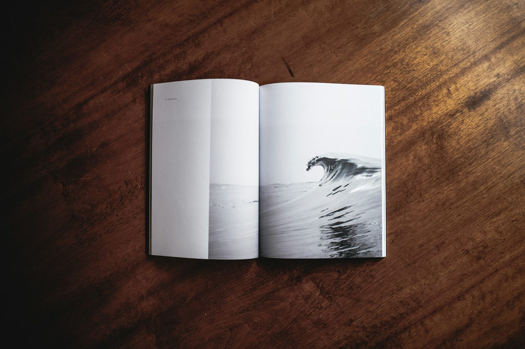 Книги и журналы, разложенные на столе