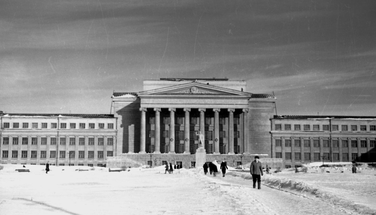 Вузы екатеринбург история. УПИ Свердловск 1959. Уральский политехнический институт Екатеринбург 1959 года. Здание УПИ Екатеринбург. Екатеринбург площадь УПИ.