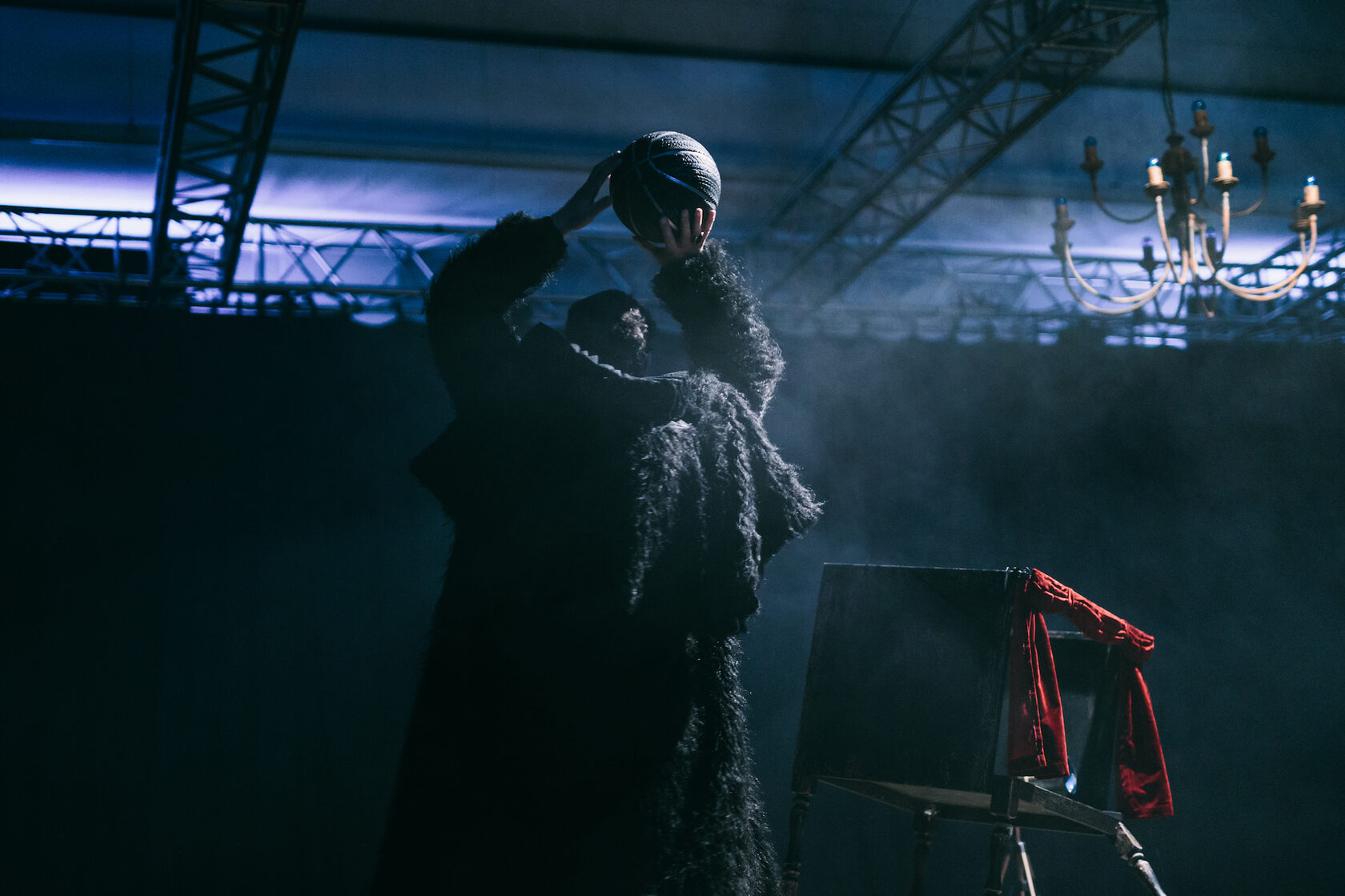 Принц в корзине спектакль. Гамлет in moscow спектакль. Спектакль маленький принц. Принц в корзине спектакль. Принц в корзине спектакль.