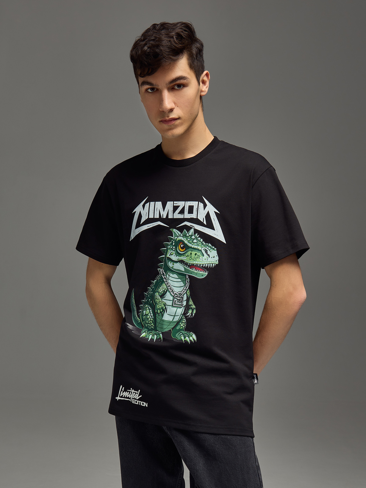 брендовая футболка на юноше фотосъека