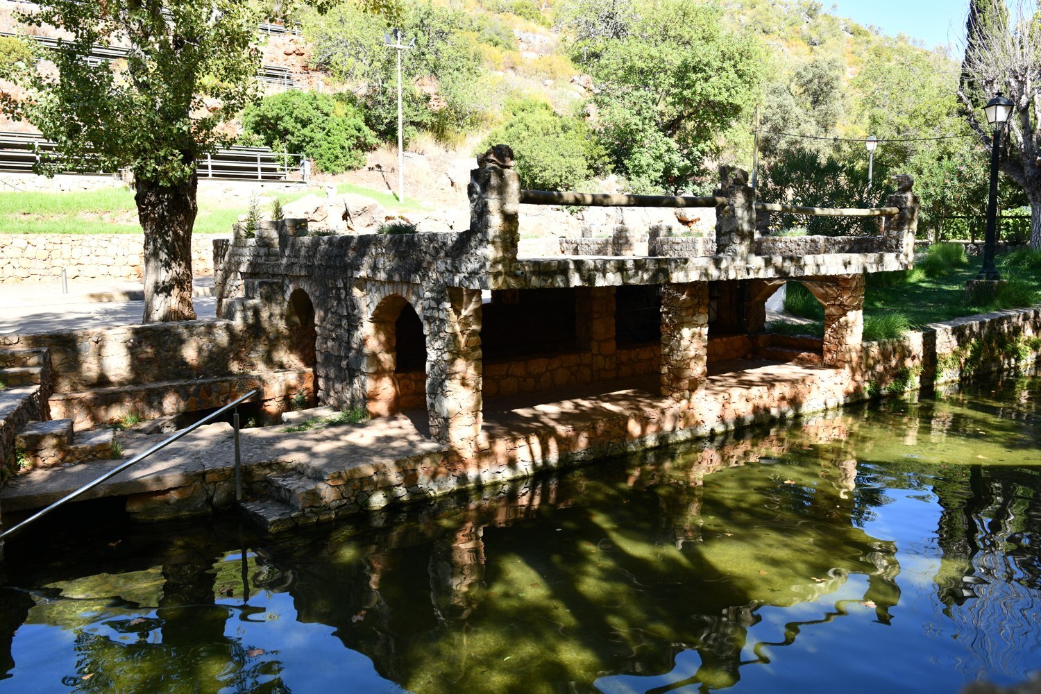 Каменные переходы и вода у источника Fonte Grande в Alte