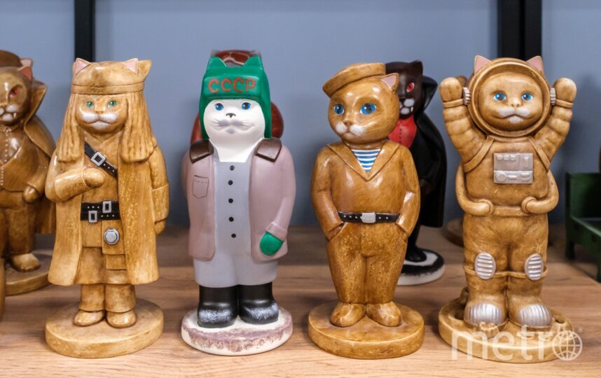 Кот-пират, кот с санками и кот-моряк.