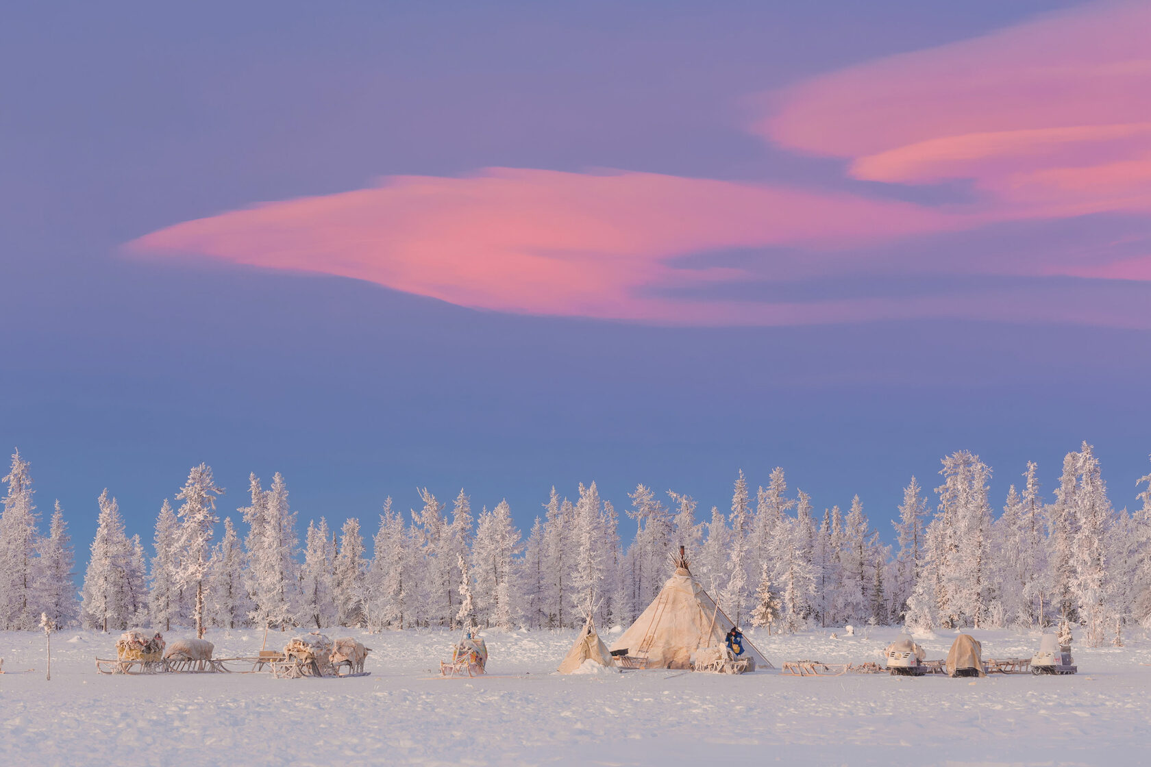 В тундре много снега. Ямало-Ненецкий автономный округ тундра. Тундра ненцы ЯНАО. Ненцы Ямало Ненецкий автономный округ.