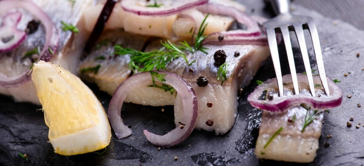 Селедочка с лучком. Маринованная селедка. Селёдка малосольная скумбрия. Селедочка вкусно. Селедочка вкусно.