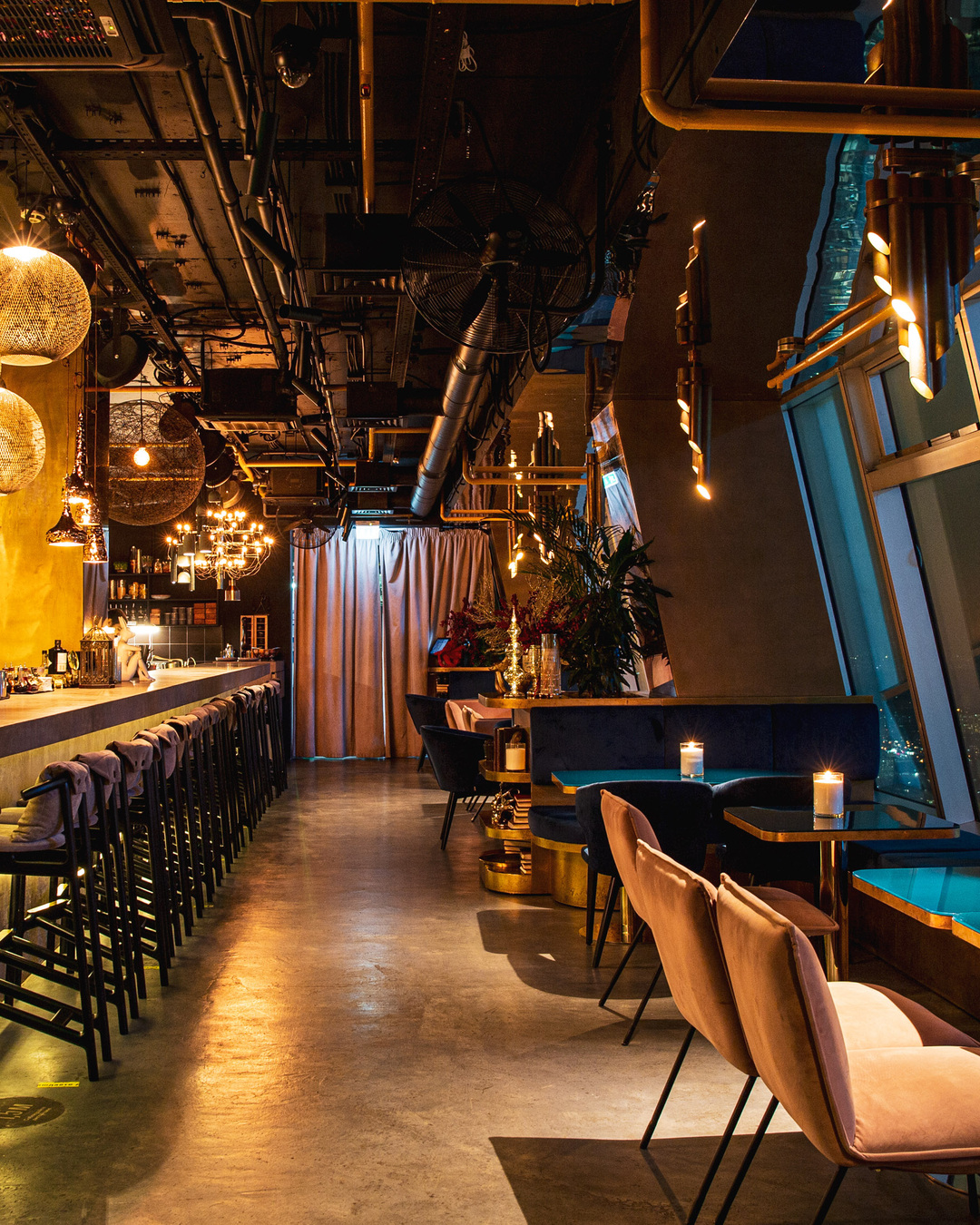 Интерьер и барная стойка HIGH BAR