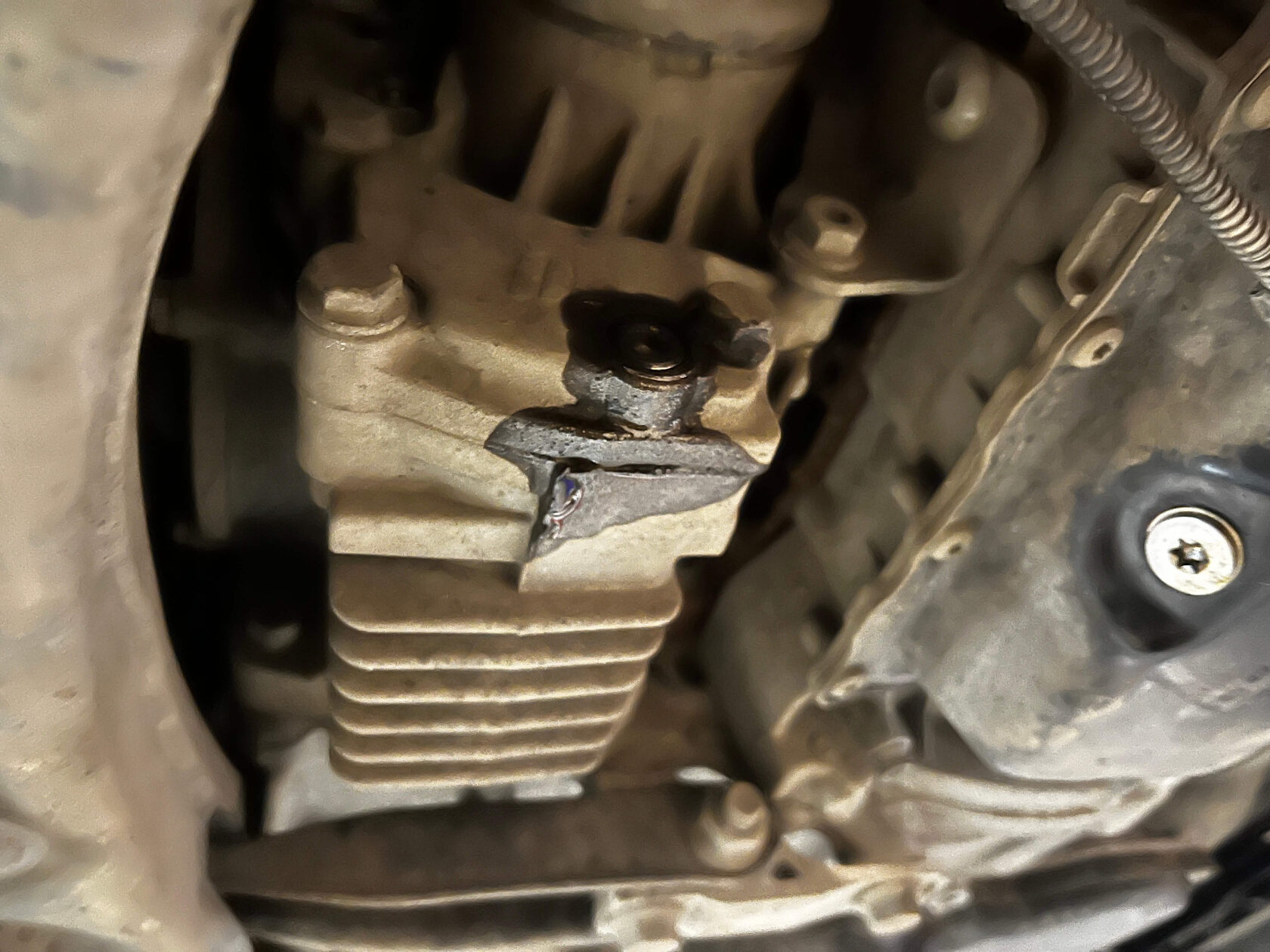 Сливаем масло с углового редуктора