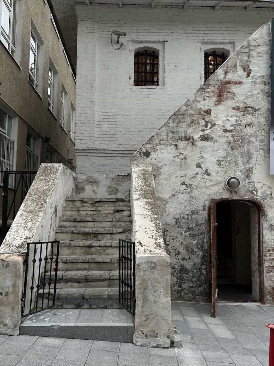 Старинная каменная лестница и арочный вход во дворе