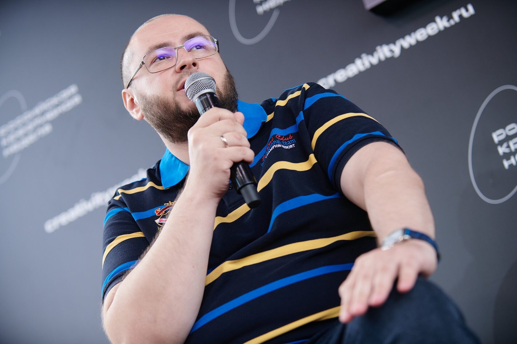 Ярослав Мешалкин выступает с микрофоном