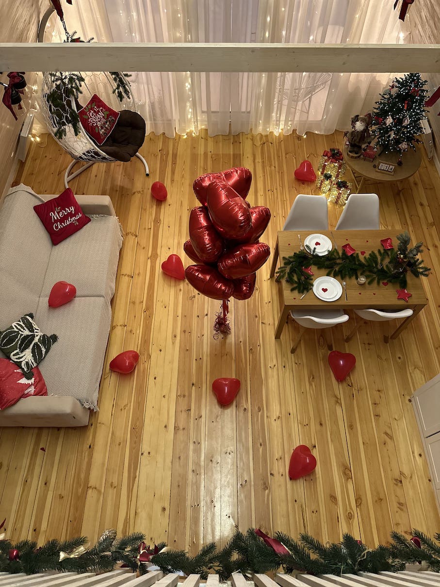 Романтическое оформление домика воздушными шарами - готовый вариант для сюрприза на годовщину