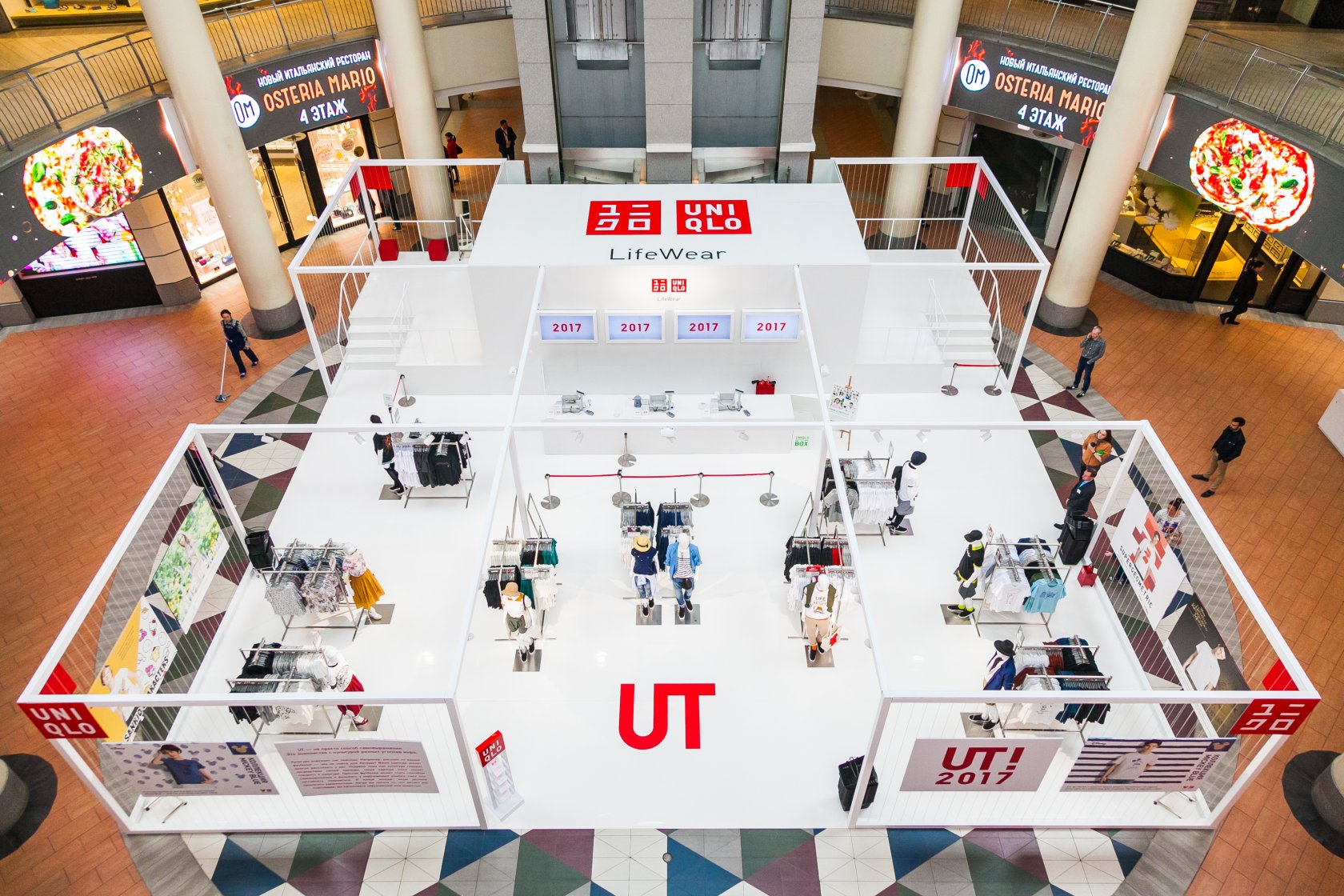 Атриум 3 этаж. Uniqlo Атриум. Pop up в ТЦ. Атриум магазины электроники. Поп-ап в торговом центре.